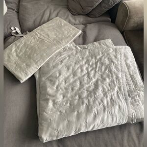 HUDSON PARK Silver Silk Coverlet + 2 Sham Coverlet